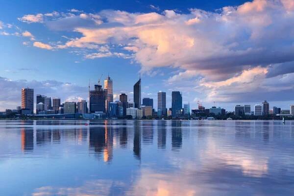 panorama perthu, austrálie přes labutí řeku při západu slunce - perth - stock snímky, obrázky a fotky