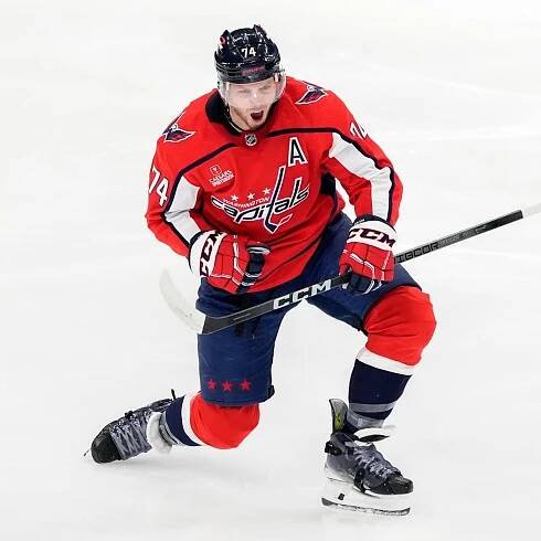 Vanessa Carlton helps Capitals' John Carlson celebrate reaching milestone of 1,000 NHL games
