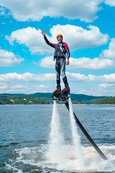 Adrenalinový zážitek na flyboardu: instruktáž, pomůcky a 10 minut letu na Orlíku