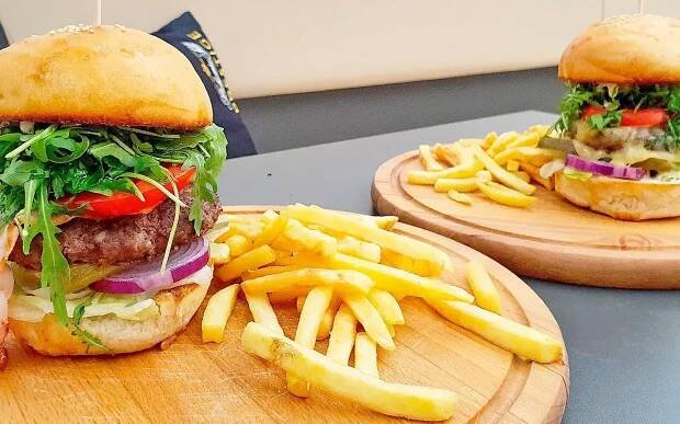 Burger pro 2 osoby dle výběru: hovězí i steak z lososa