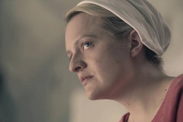 Příběh služebnice - Po porodu - Z filmu - Elisabeth Moss