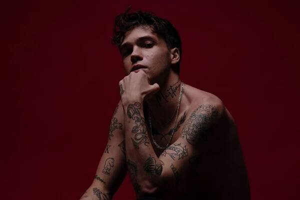Zpěvák Mikolas Josef změnil jméno a oznamuje své debutové album „ONE“ - Tojesenzace.cz