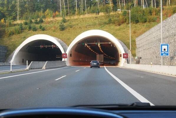 Vyšší rychlost, nižší bezpečnost. První tunel povolí 100 km/h, větrání obstarají auta