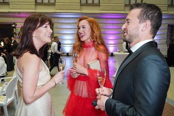 Navrhla si vlastní šaty, ale tři roky jí visely ve skříni: Takhle to v nich hvězdě pořadu Soudkyně Barbara sluší
