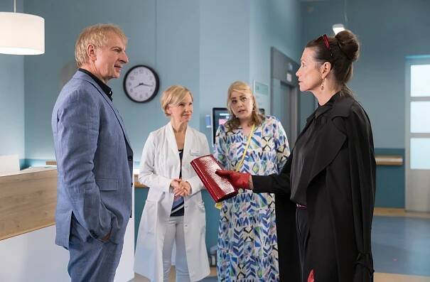 Ingolf Lück, Andrea Kathrin Loewig, Christina Petersen, Sabine Vitua - In aller Freundschaft - Cosi fan tutte - Z filmu
