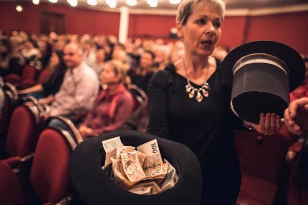 Dáša Novotná nejen zpívala, ale také pomáhala se sbírkou, foto Jiří Sejkora