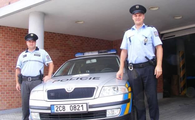 Volyňští policisté Jakub Voldřich a Josef Kainc zachránili muže, který se chtěl udusit