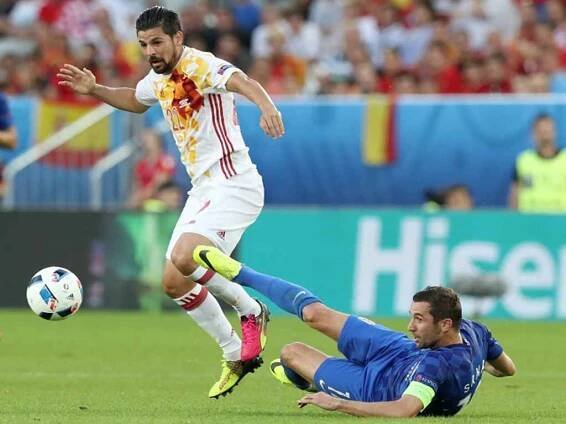 Nolito ze Španělska (vlevo) a Darijo Srna z Chorvatska.