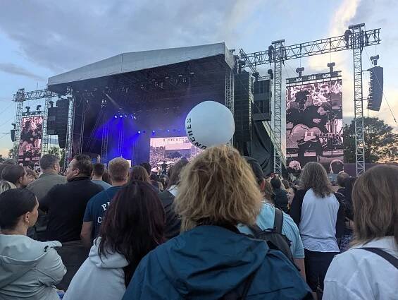 VIDEO: Bryan Adams uchvátil Hradec. Jeho hity s ním zpívalo deset tisíc lidí