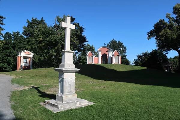 Závěr křížové cesty s kaplí z roku 1729