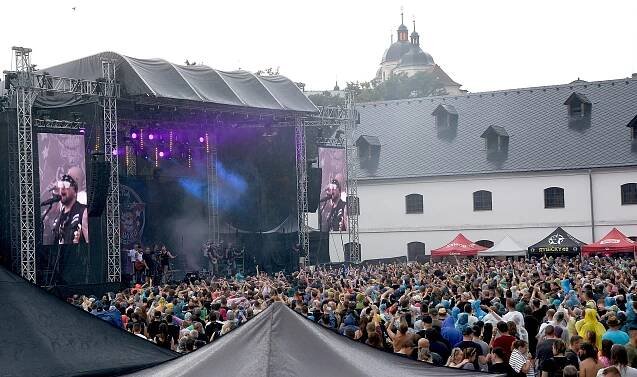 Rock Flow na pevnůstce byl skvělý i v dešti. Podívejte se