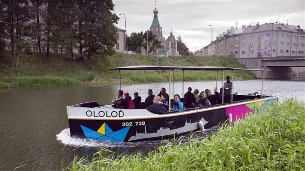Novinkou turistické sezony 2015 jsou v Olomouci vyhlídkové plavby po řece Moravě plavidlem nesoucím název Ololoď.