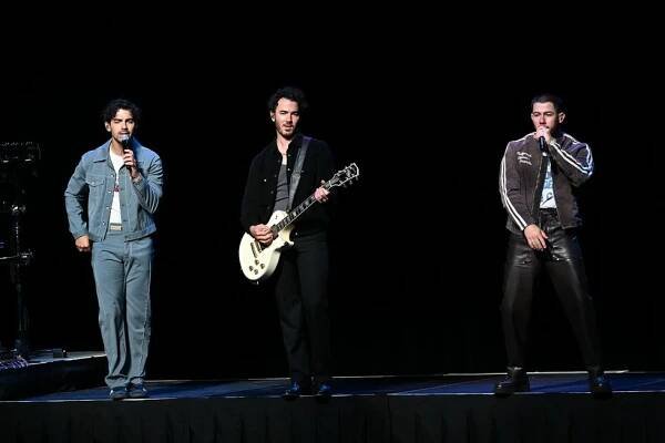 Poprask na koncertě Jonas Brothers v Praze: Vyděšená kapela utekla z pódia!