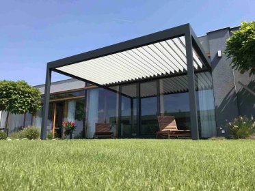 Bioklimatická pergola s hliníkovými lamelami - elegantní a vysoce funkční doplněk vašeho domu.