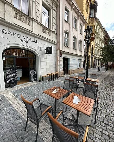 Cafe Ydeal vstup posezeni zahradka