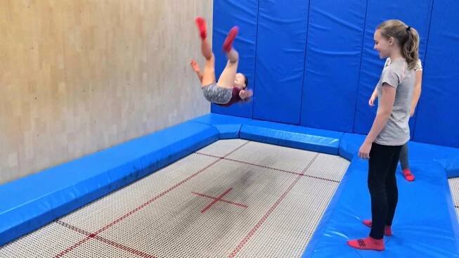 Na velkých trampolínách se dají metat salta jedna báseň