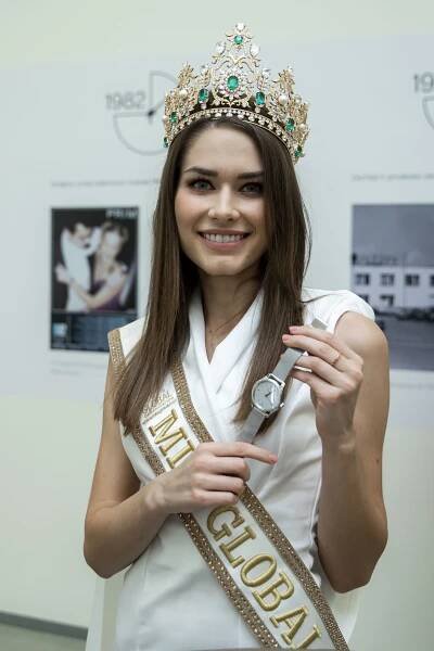 Zápěstí krásek z České Miss nově zdobí ručně vyráběné hodinky značky Prim - KRÁSA A STYL