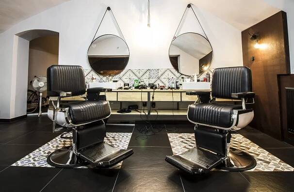 Pro pány, co o sebe dbají: Profi úprava vousů a účesu v pravém barber shopu