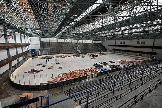 Zimní stadion v Uherském Hradišti, který byl v havarijním stavu, jde k zemi....
