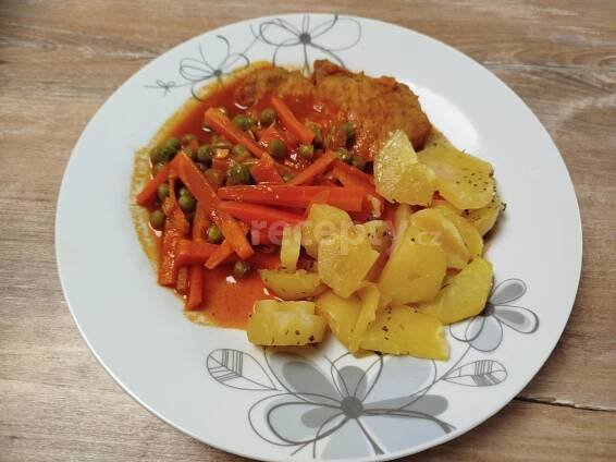 Vepřové plátky s hráškem a mrkví - fotografie receptu - TopRecepty.cz