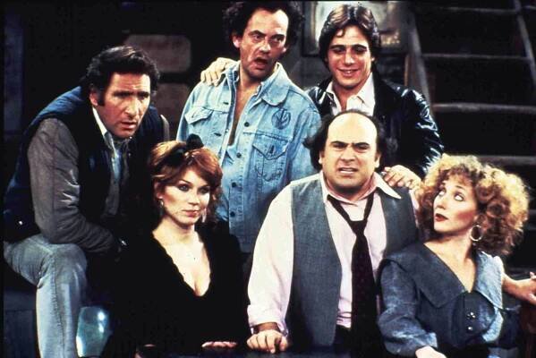 Kino. Taxi, Taxi, Taxi, Taxi, Alex Rieger (Judd Hirsch), Elaine Nardo (Marilu Henner), 'Reverend Jim' Ignatowski (Christopher Lloyd), Louie De Palma (Danny DeVito), Tony Banta (Tony Danza), Simka Gravas (Carol Kane), 1953.