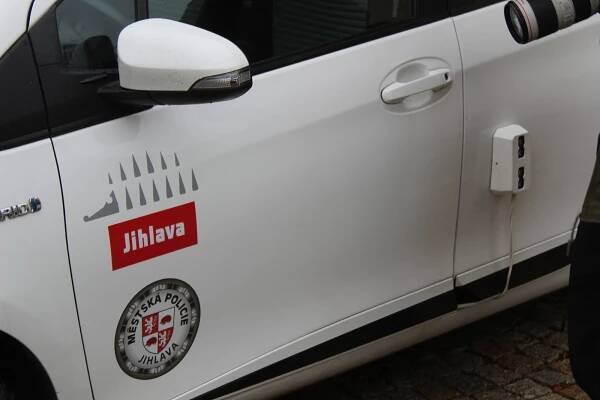 Konec výmluvám. Auto s kamerami na střeše v Jihlavě už rozdává pokuty