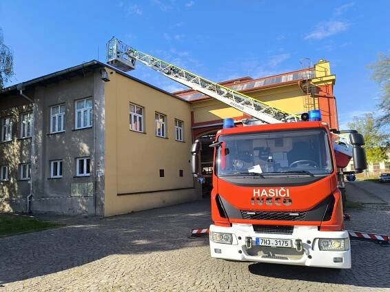 Hořela střecha výrobní haly v Hradci. Při požáru se zranil jeden člověk