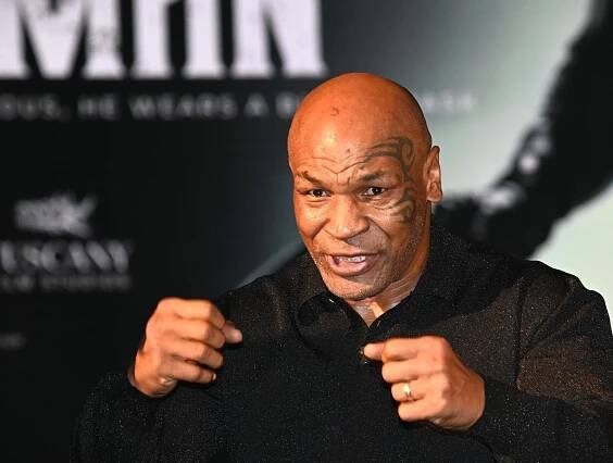 Mike Tyson se v 58 letech znovu postaví do ringu.