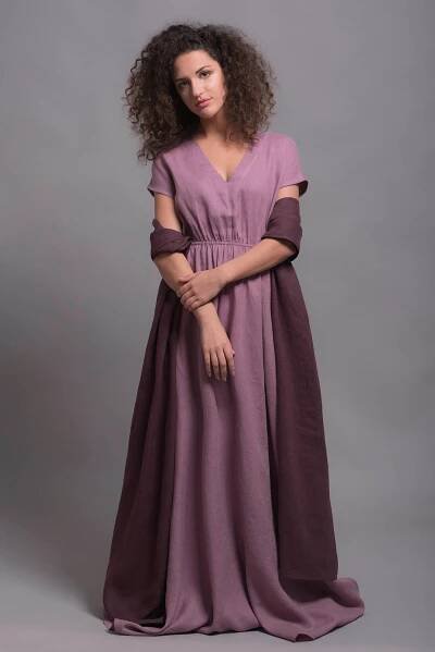 Front view of the long linen dress EVA in pink mauve, featuring a V-neckline and A-line silhouette.