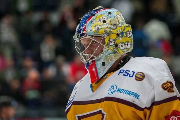 Dohrávka zápasu 11. kola Tipsport extraligy ledního hokeje se odehrála 26. února v liberecké Home Credit areně. Utkaly se celky Bílí Tygři Liberec a HC Dukla Jihlava. Na snímku je brankář Josef Kořenář.