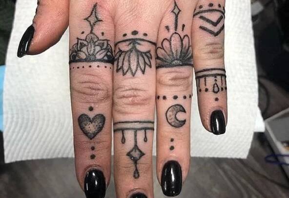 tatuajes-de-mandalas-en-los-dedos