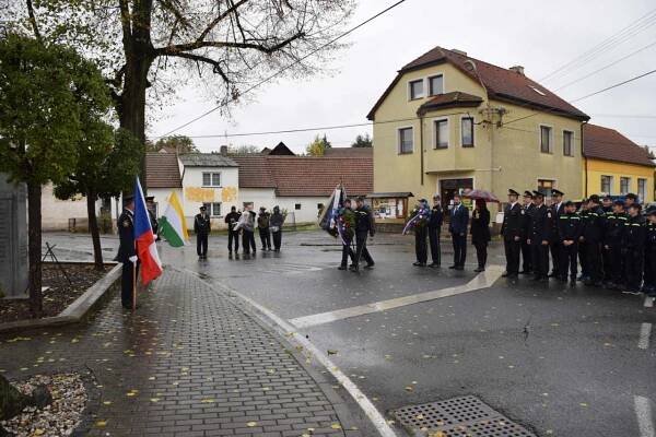 Kladení věnců - Oficiální stránky obce Hvožďany