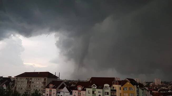 Jihočeskou obcí se prohnalo tornádo, potvrdili meteorologové. Vyvracelo stromy