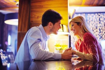Stáhnout - Datum romantický večer v restauraci šťastný mladý pár s vínem sklo čaj a zákusek — Stock obrázek