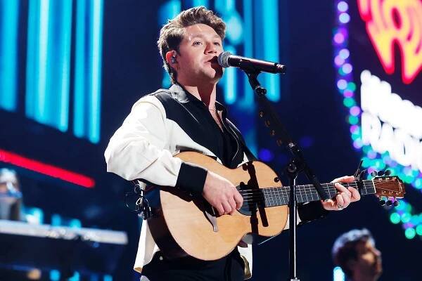 Niall Horan Performs Moving Rendition of One Direction's 'Night Changes' at His Biggest Solo Concert to Date