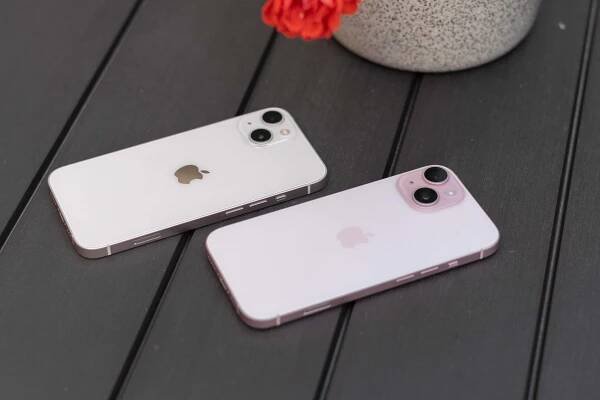 Není růžová jako růžová aneb podívejte se na srovnání růžového iPhonu 13 a 15