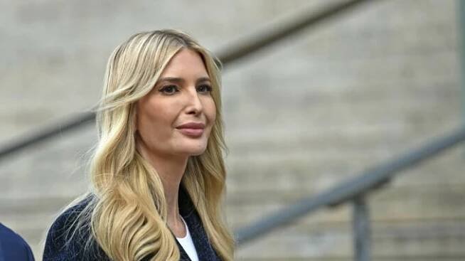 Oranžovější než kdy jindy. Trump při svém triumfu ve volbách vypadal jako tropické ovoce | Život v Česku