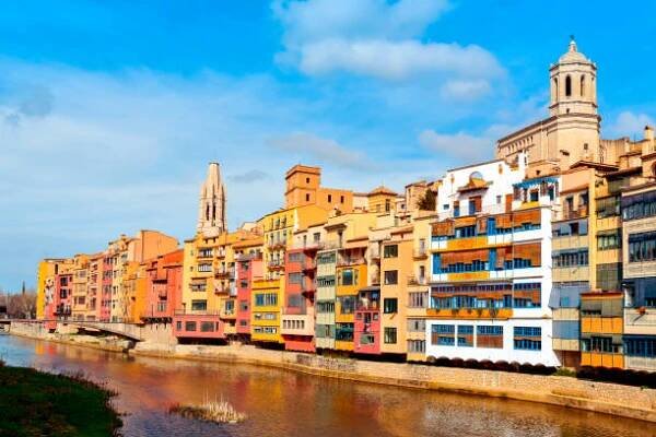 girona ve španělsku a řeka onyar - girona - stock snímky, obrázky a fotky