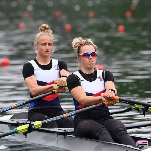 Kristýna Fleissnerová (vpředu) s Lenkou Antošovou na veslařském světovém poháru v Lucernu, kde obsadily 4. místo.  