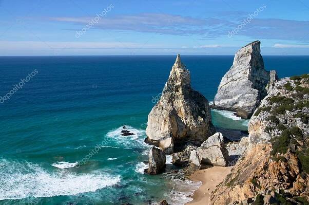 Stáhnout - Přehled ursa Beach ursa (medvěd - samice) a noiva(bride) skály na mys roca. modré oblohy a moře. Sintra, Portugalsko. — Stock obrázek