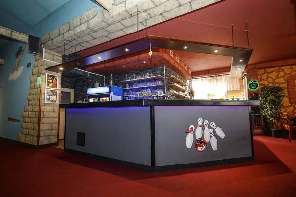Bowling a kulečník s pizzou, burgery, řízky či kuřecími paličkami i pivy až pro 8 osob