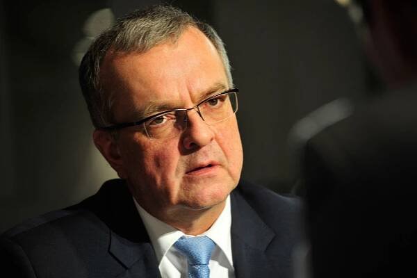 Vlastního kandidáta na Hrad nepostavíme, nechceme drobit síly v přímé volbě, řekl Kalousek v DVTV