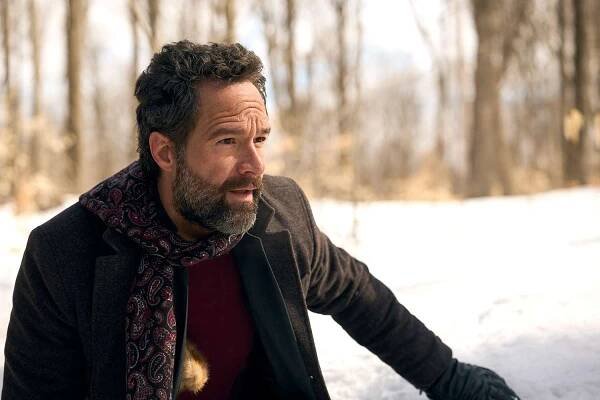 Mike Byrne (Chris Diamantopoulos) in The Sticky