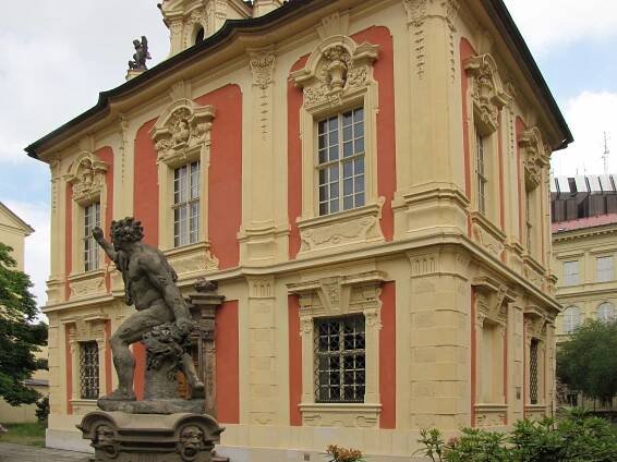 Fotografie - Michnův letohrádek_ulice Ke Karlovu - 02.06.2016