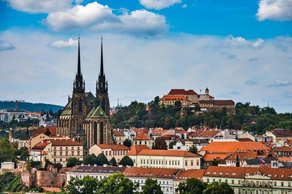 Pohled na brněnskou katedrálu svatého Petra a Pavla a hrad Špilberk