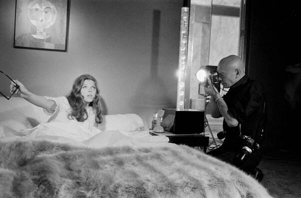 Samantha Eggar And Yul Brynner On The Set Of 'La Dame De L'Auto' In Paris, France In 1969.