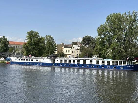 Podívejte se: Loď Florentina ve srovnání s Blanicí jsou jako kočka s myší