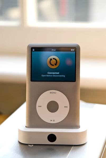 File:iPod classic in dock.jpg - Wikimedia Commons