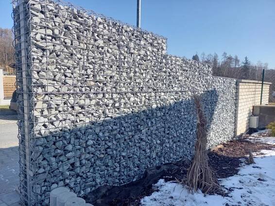 Stavba sypaného gabionového plotu – Gabiony na klíč