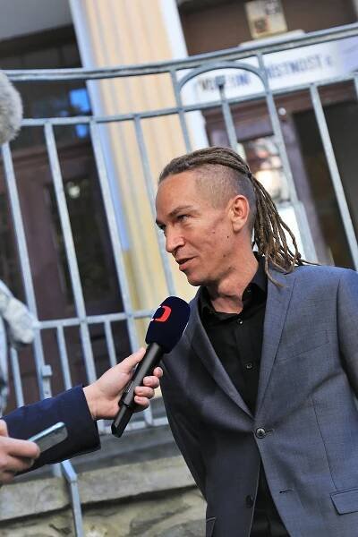 Šéfpirát Bartoš odvolil na škole v Ústí. Pak šel do cukrárny s ženou a dítětem